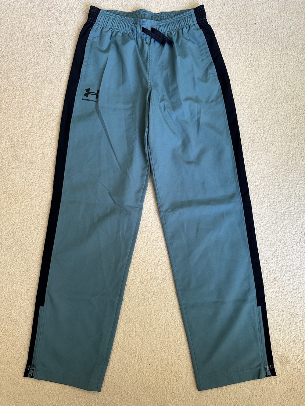 New without tag Under Armour Teal Track lightweight Pants with Black Side Panels